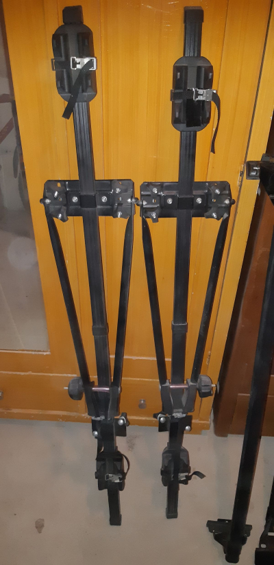 Střešní nosič na kolo a příčník na střechu auta.