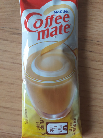 Nestlé sušená smetana, 3 balíčky do kávy atp. po expiraci