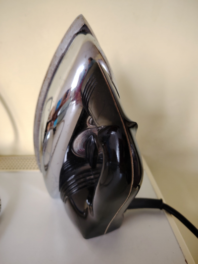 Další retro žehlička