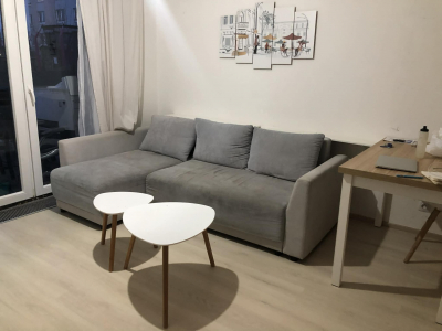 Rozkládací gauč a stolky