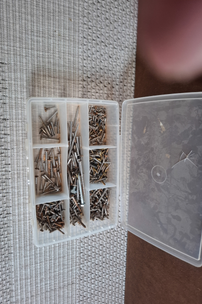 Nabízím 5 ks úložných krabiček, včetně vrutů.