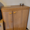 Stará ne moc pěkná skříňka