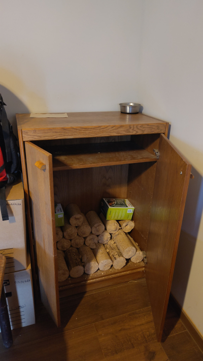 Stará ne moc pěkná skříňka