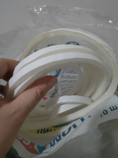 Lepící těsnění asi 2m