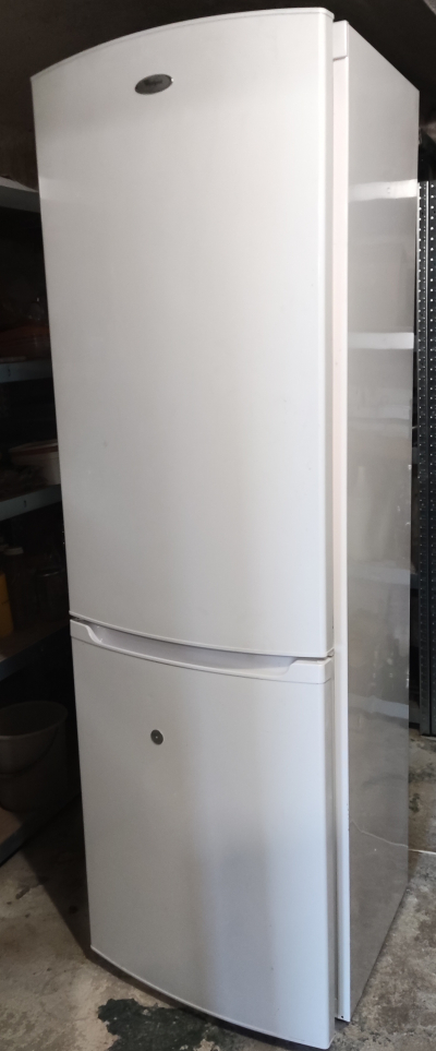 Daruji plně funkční lednici s drobným nedostatkem.