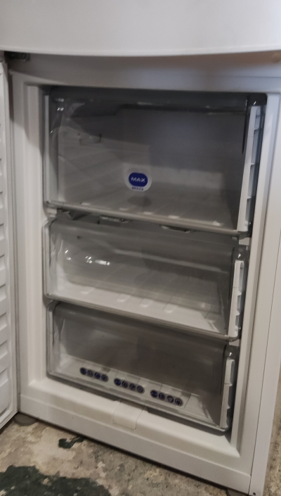 Daruji plně funkční lednici s malicherným nedostatkem.