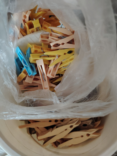 Směs kolíčků na prádlo