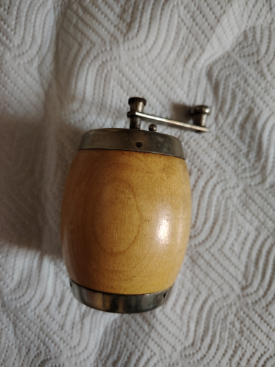 Retro malý mlýnek na koření