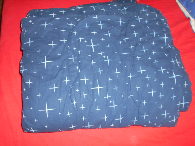 Přikrývka modrá - stejné obě strany Spěchá