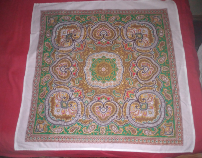 Bílý šátek s barevným vzorem