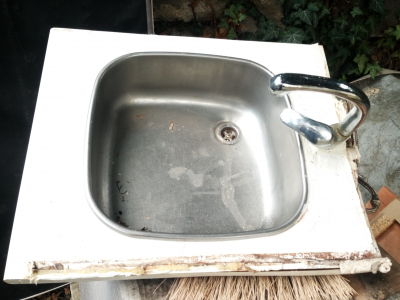 nerezový dřez a  starší baterie