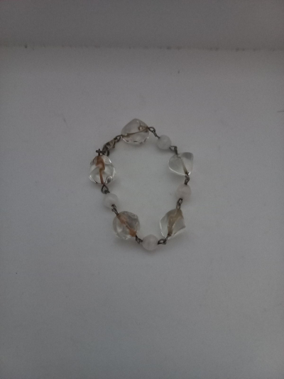 Náramek s bílými korálky