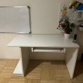 Bílý pracovní stůl