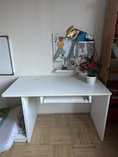 Bílý pracovní stůl