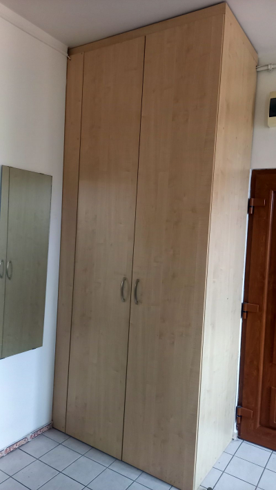 velká částečně vestavná skříň