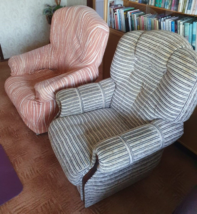 Pohovka, dvě křesla, dva taburety s úložným prostorem