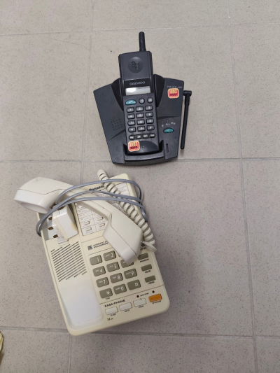 Daruji telefony, jeden je bezdrát