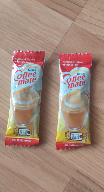 Nestlé sušená smetana, 2 balíčky do kávy atp. po expiraci