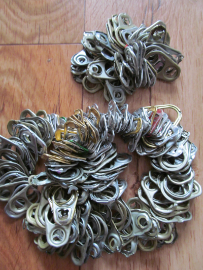 kovové zátky , otevírátka od plechovek