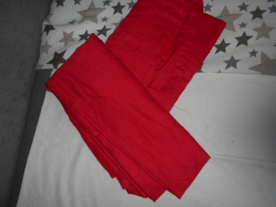 2 červené lehké závěsy Ikea