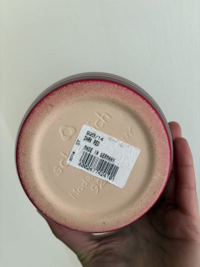 červený květináč