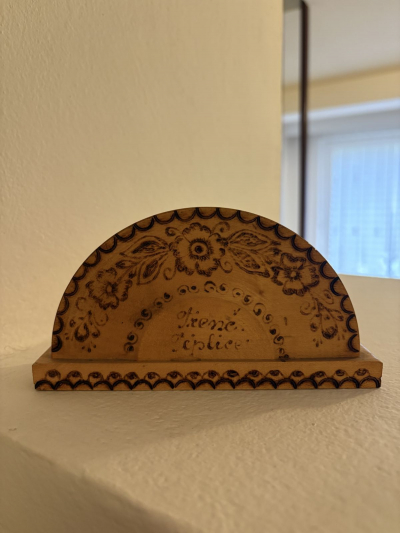 dřevěný stojánek na podtácky