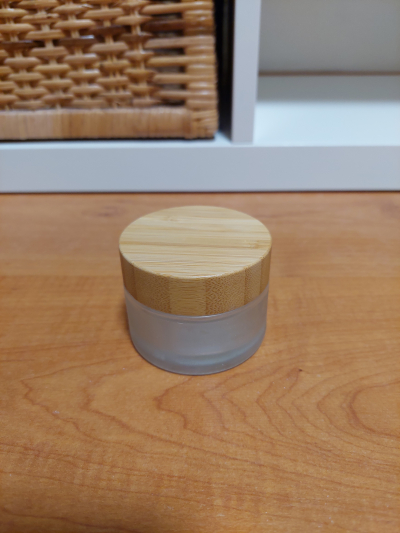 Skleněná nádobka s bambusovým víčkem