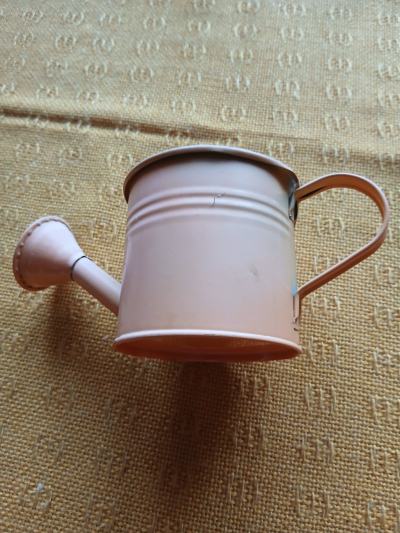 malá plechová oranž.konvička