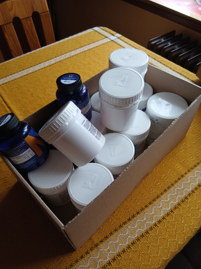 krabice  šroubovacích plastovýck krabiček