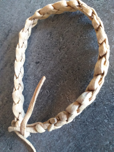 Pletený náramek na zápěstí nebo kotník