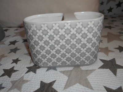 Držák na elektrický kartáček, keramický