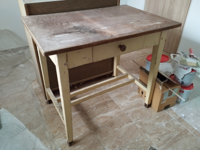 Starý dřevěný stůl