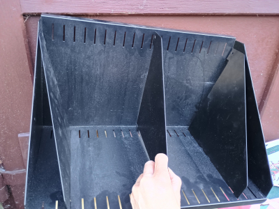 Kovový pořadač na zed