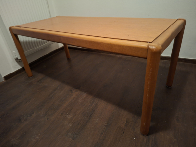 Stray konferencni stolek