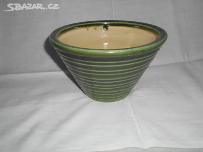 Květináč s otvory na zavěšení, výška 12,5 cm horní šířka 19-