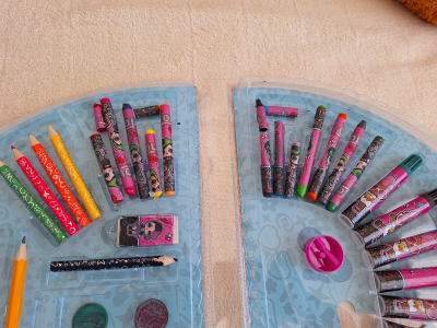 Použité - zbytky vodovych barviček, voskovky