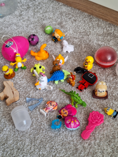 Různé mini figurky z Kinder nebo jiné