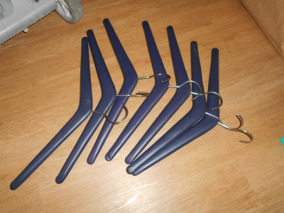 7 kusů koženkových ramínek modrých