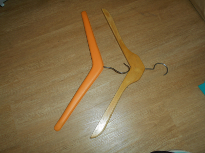 1 koženkové a jedno dřevěné šatní ramínko