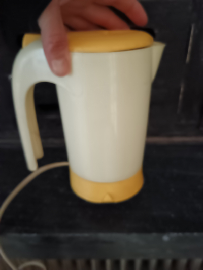 Malá cestovní rychlovarná konvicka