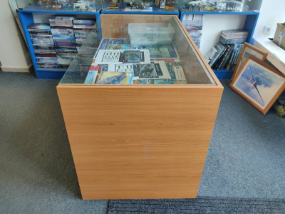 Stůl se skleněnou deskou