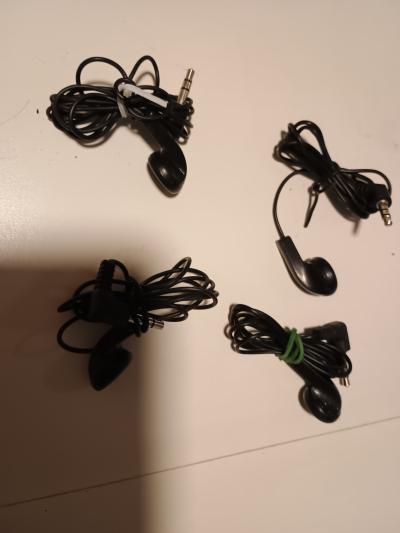 5 kusu jednosluchatek