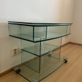 Skleněný televizní stolek