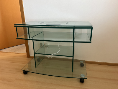 Skleněný televizní stolek