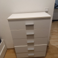 Bílá šuplíková komoda za odvoz