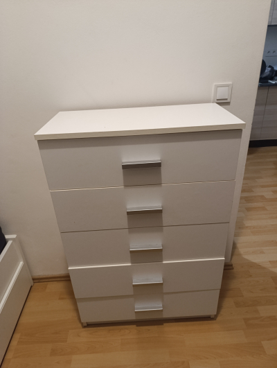 Bílá šuplíková komoda za odvoz