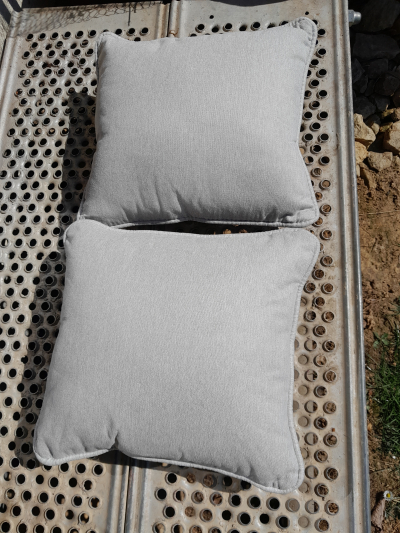 polštářky šedé 32 cm