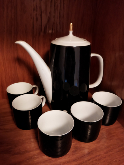 Sada hrnečků s konvicí