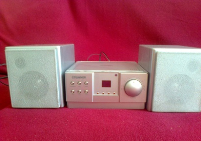 Rádio s CD přehrávačem a reproduktory