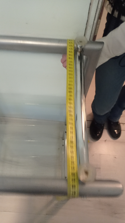 Regál se skleněnými policemi